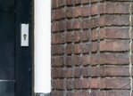 Verspringend metselwerk bij de ingang.
<br/>
Marcel Westhoff, juli 2016